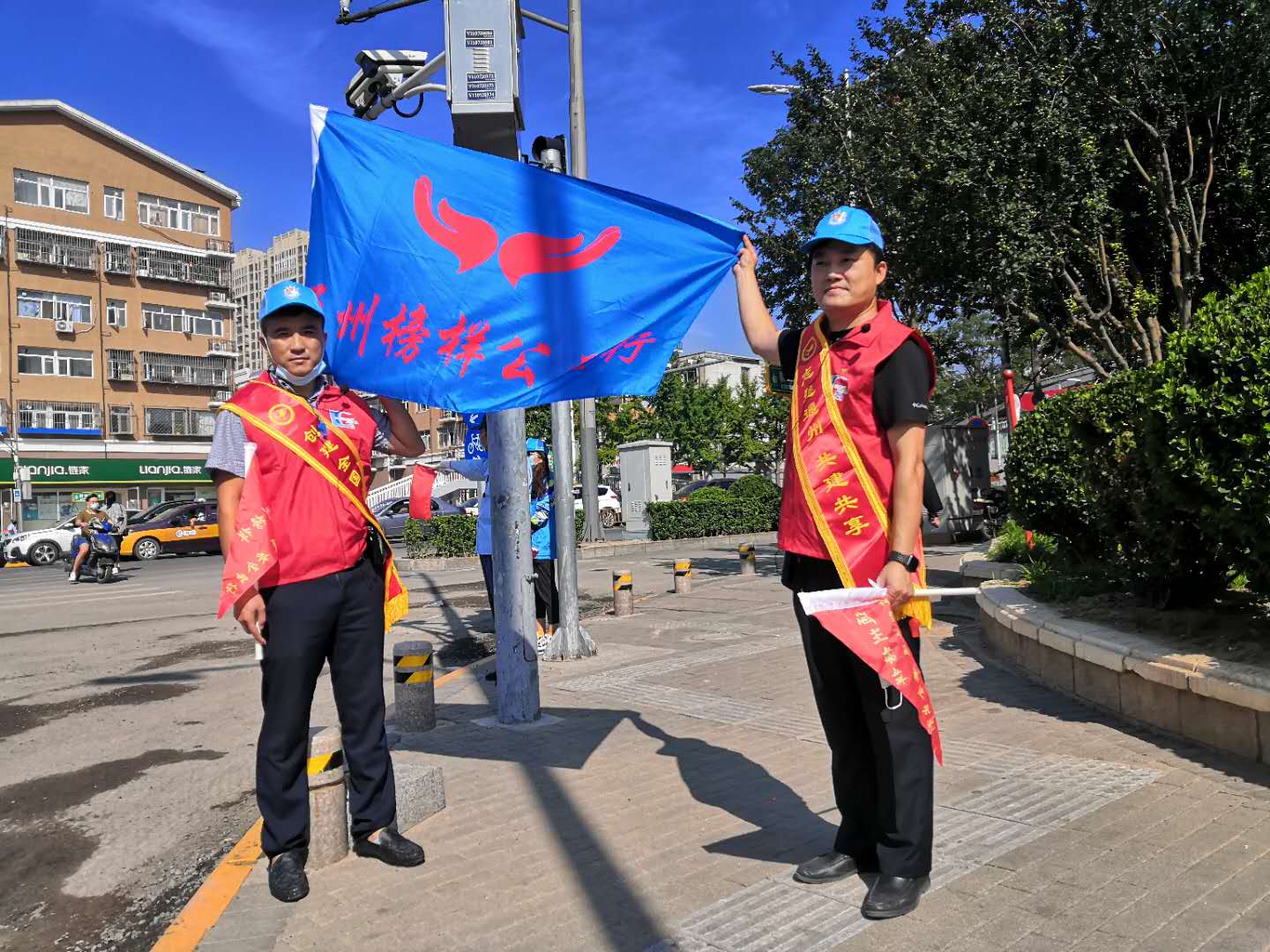 <strong>美女扒开给男人操</strong>